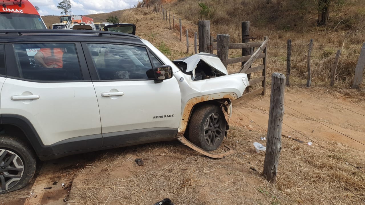 Duas pessoas ficam gravemente feridas em acidente entre dois carros na MGC-381, em Divino das Laranjeiras