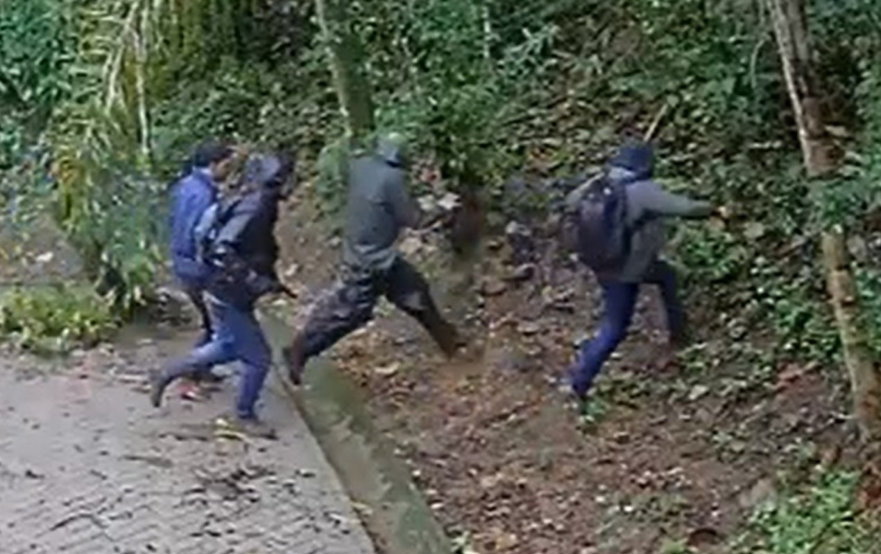 Quadrilha armada invade residência, rende casal e rouba objetos e caminhonete em São Roque