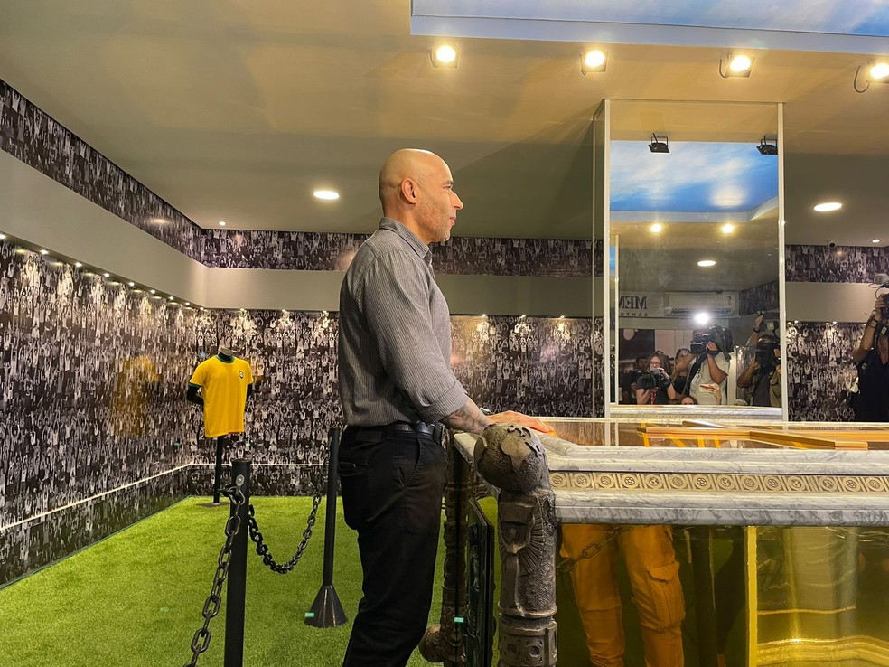 Filho do Rei do Futebol, o Edinho, marca presença na abertura do Mausoléu de Pelé  — Foto: Thiago D'Almeida/g1 Santos 