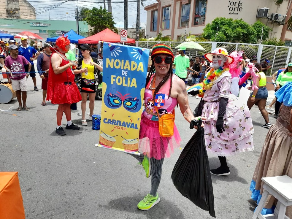 Leguito Gomes com a fantasia 'Noiada de Folia' no desfile do bloco Virgens do Bairro Novo, em Olinda — Foto: Artur Ferraz/g1