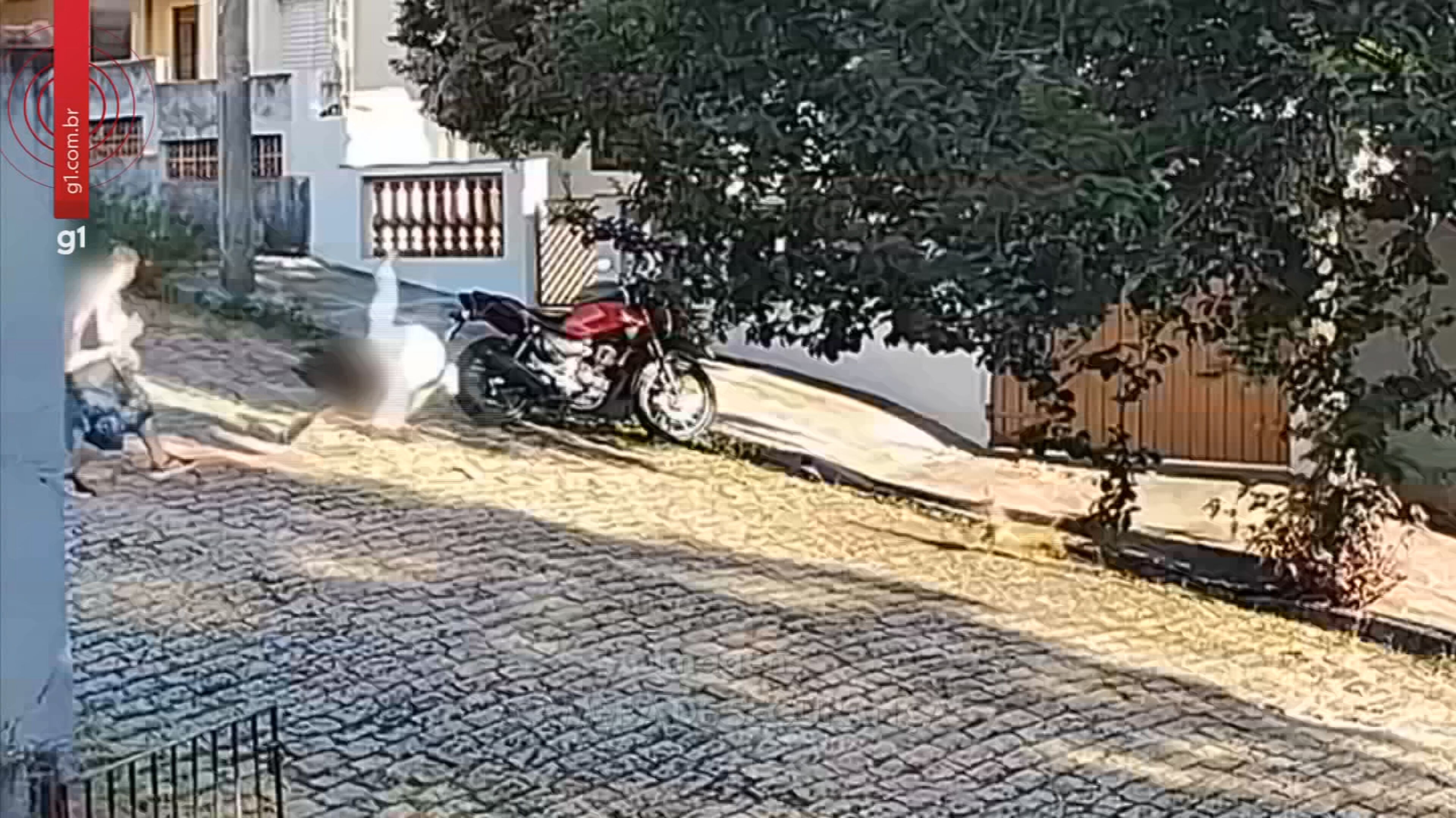 VÍDEO: câmera flagra momento em que homem arremessa a ex no asfalto e empurra mulher com bebê em Itatiba