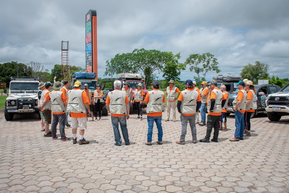 Voluntários de seis estados diferentes se uniram para ajudar o homem pantaneiro.  — Foto: Luiz Felipe Mendes