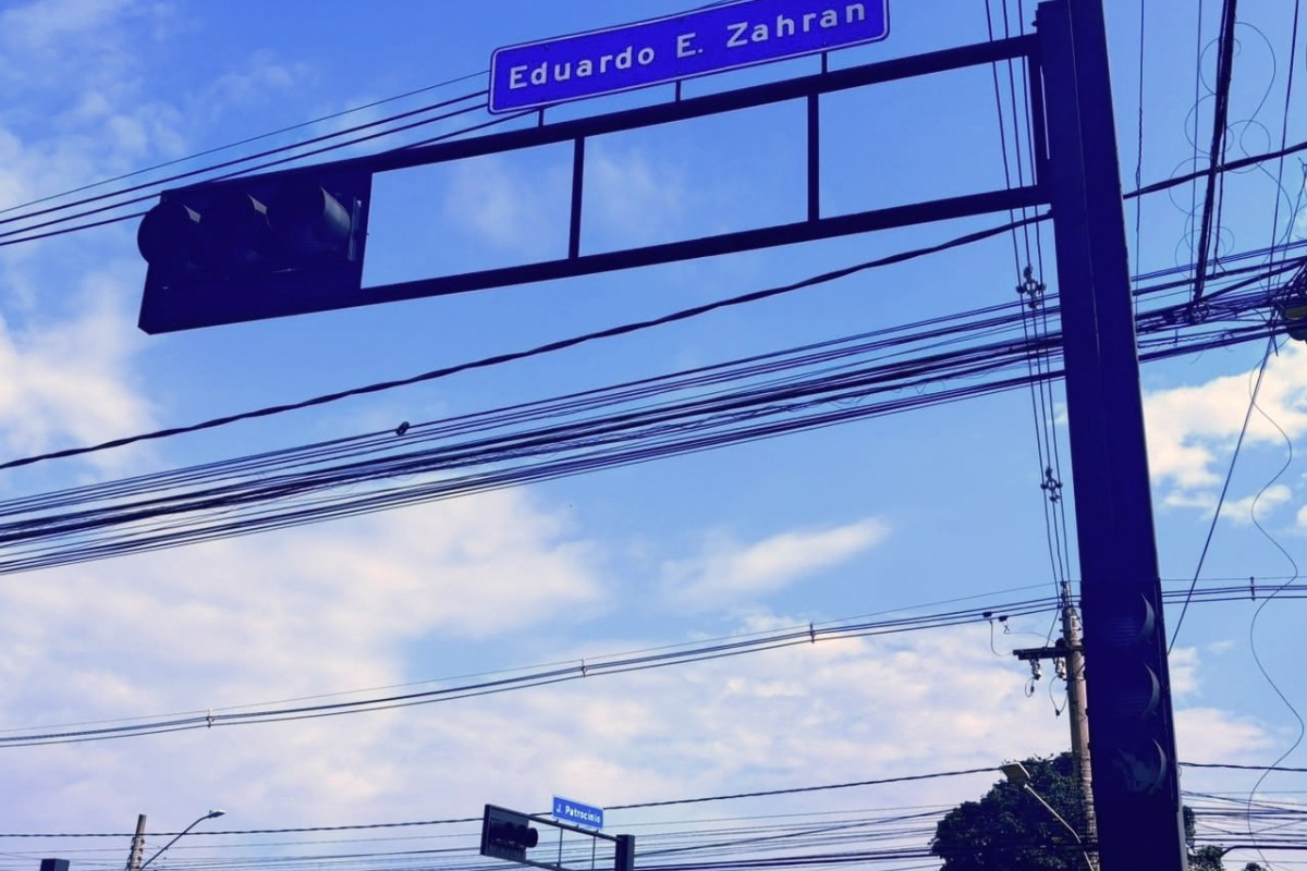 Semáforos desligados deixam trânsito tumultuado em cruzamento da Avenida Zahran em Campo Grande