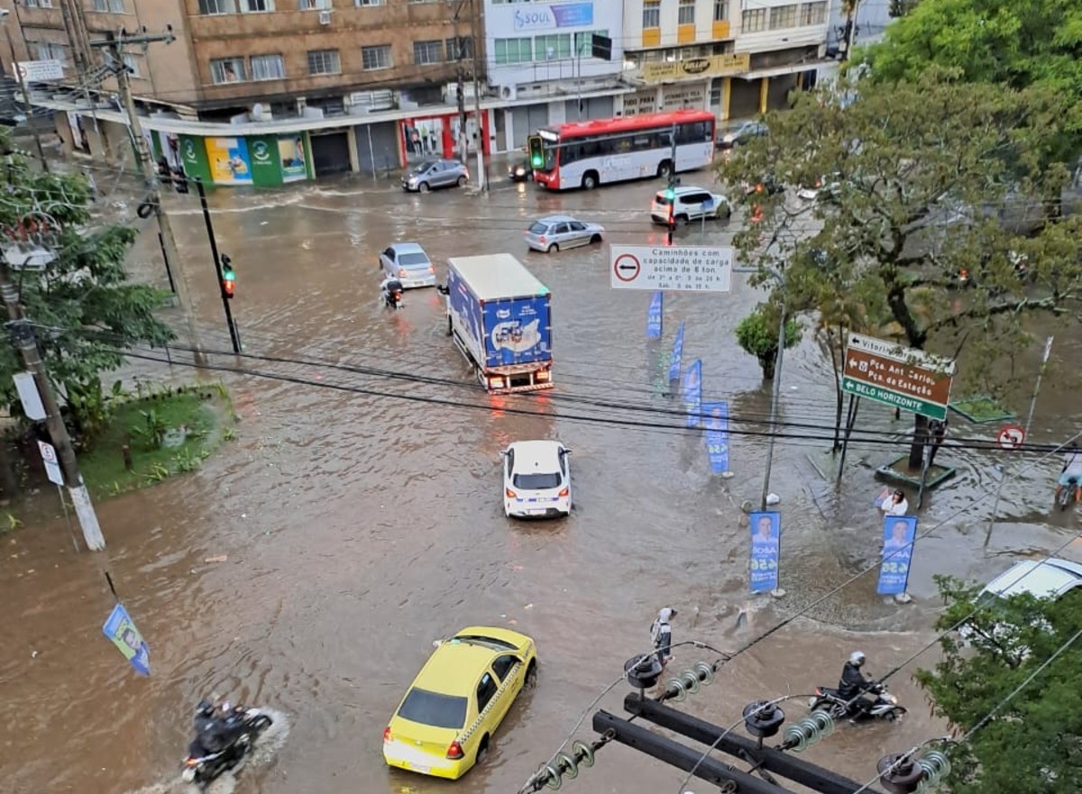 VÍDEO: Temporal alaga Centro de Juiz de Fora; ventos superam 70 km/h