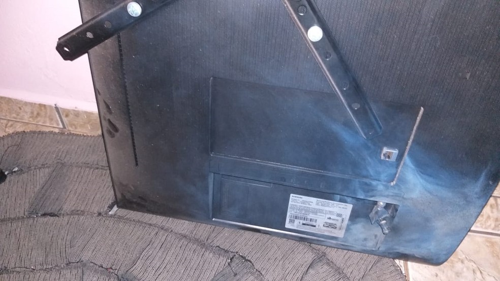 Jovem de 18 anos fica ferido após raio atingir antena de televisão, em Caiabu (SP) — Foto: Cedida