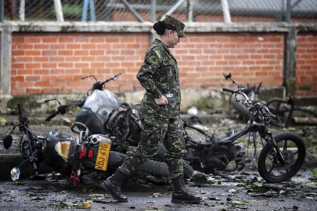 Colômbia vive onda de violência com série de atentados coordenados e ataques armados