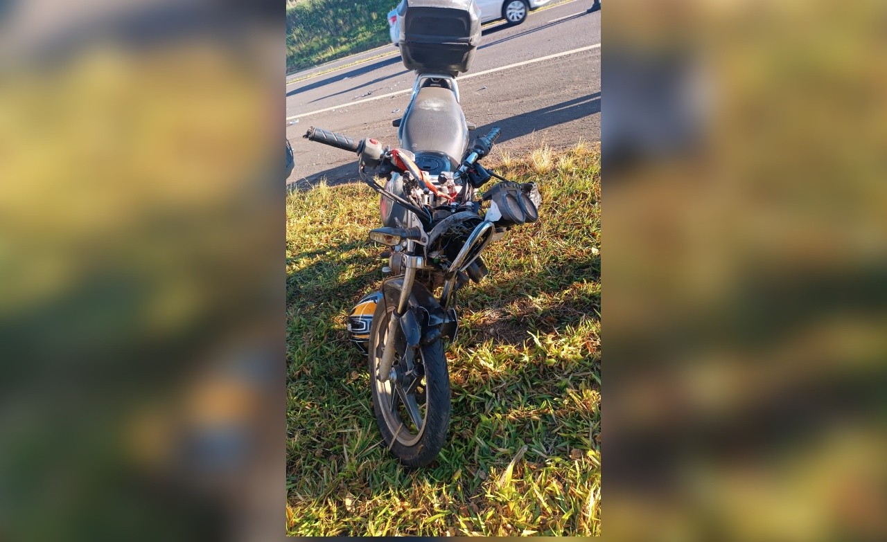 Policial Militar fica gravemente ferido ao bater moto na traseira de carro em rodovia do interior de SP