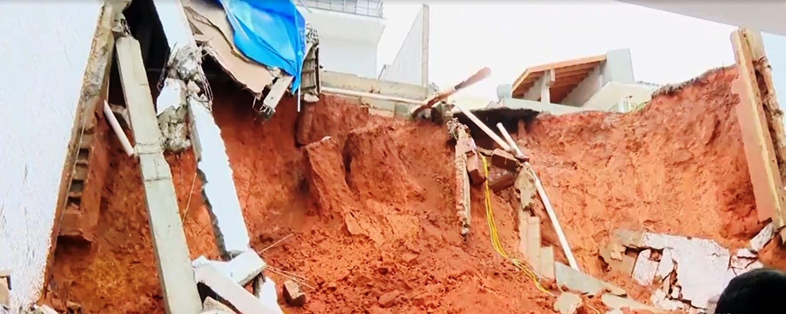 Deslizamento de terra interdita trecho da SP-207 em São José do Rio Pardo