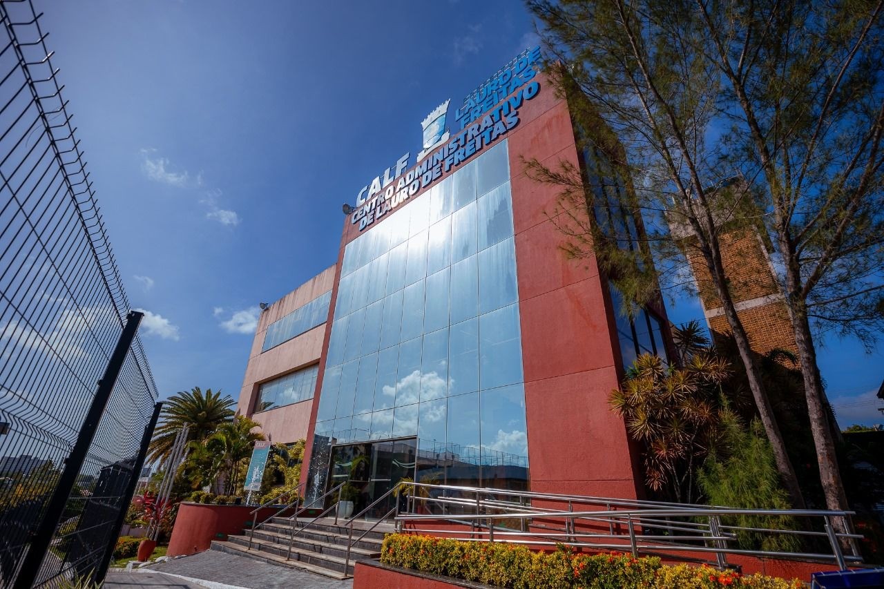 Operação investiga fraude em licitação e desvio de R$ 16,4 milhões na educação de Lauro de Freitas