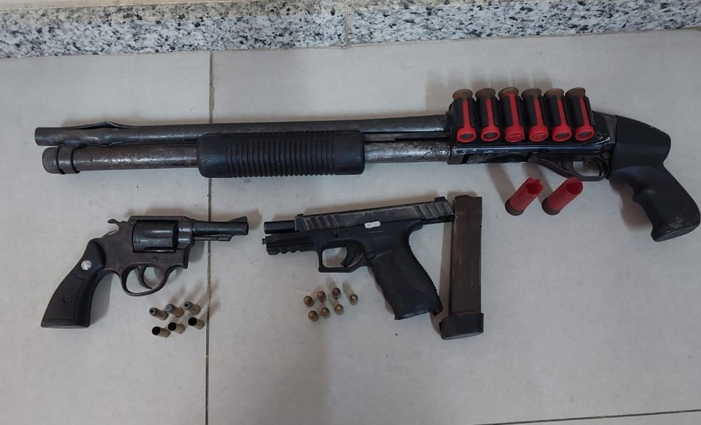 Armas apreendidas com trio em Eunápolis — Foto: Divulgação/Polícia Militar