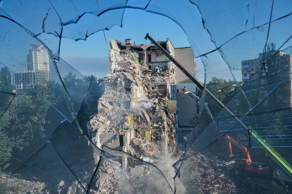 Prédio residencial fica destruído após ataque russo a Kiev. — Foto: AP/Efrem Lukatsky