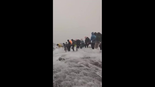 Alpinistas enfrentam descida perigosa e escorregadia durante tempestade em trilha na Malásia - Em comunicado em rede social, a página oficial do Monte Kinabulu, onde as imagens foram registradas, afirma que o tempo mudou 'rapidamente e inesperadamente' durante o dia, mas que todos estão 'seguros e bem'.