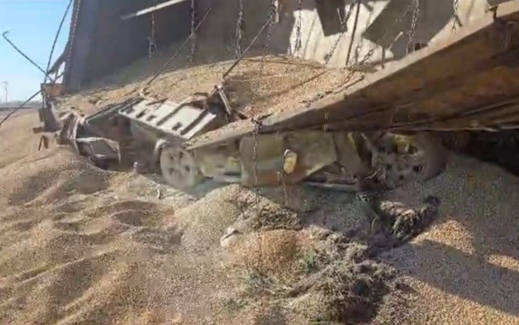 Carro é esmagado e motorista morre após caminhão tombar sobre ele, em Goiás; vídeo 