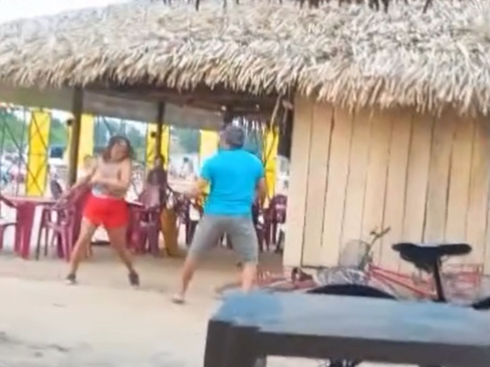 VÍDEO mostra briga em que idoso é morto a golpes de canivete por mulher em praia no AC