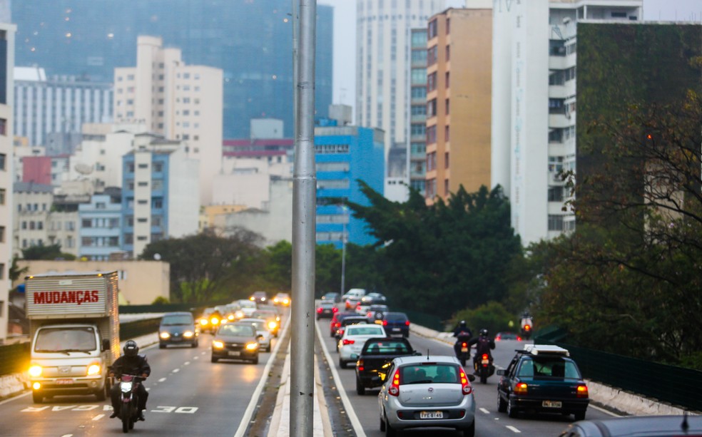 Carros no elevado Presidente João Goulart, o Minhocão, na região Central de São Paulo. — Foto: Marcelo D. Sants/Estadão Conteúdo