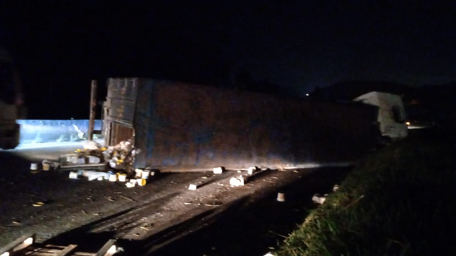 Caminhão tomba e causa transtornos na Via Dutra, em Piraí