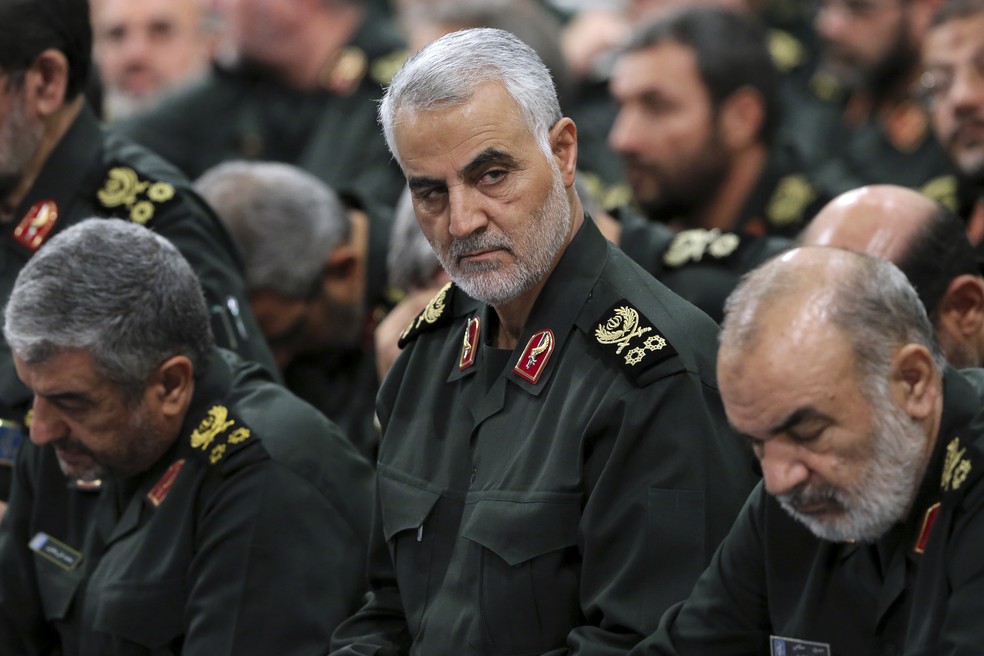Em foto de 2016, Qassem Soleimani, chefe da Guarda Revolucionária Iraniana, participa de um reunião em Terrã, no Irã — Foto: Office of the Iranian Supreme Leader via AP, Arquivo