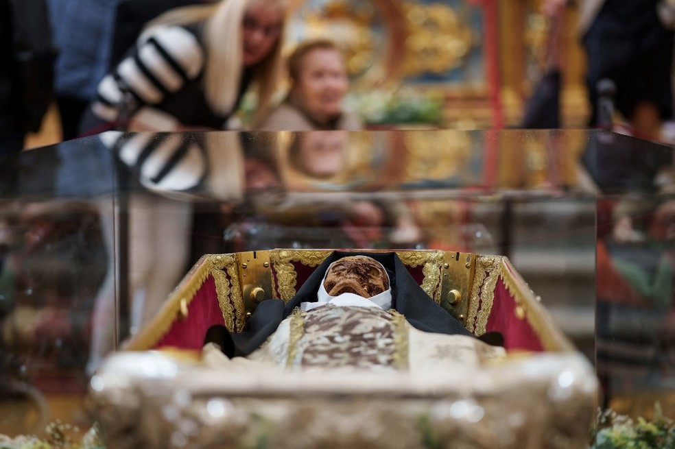 Corpo de Santa Teresa d'Ávila é exposto em basílica em Alba de Torres, na Espanha, 443 anos após sua morte — Foto: Cesar Manso/AFP