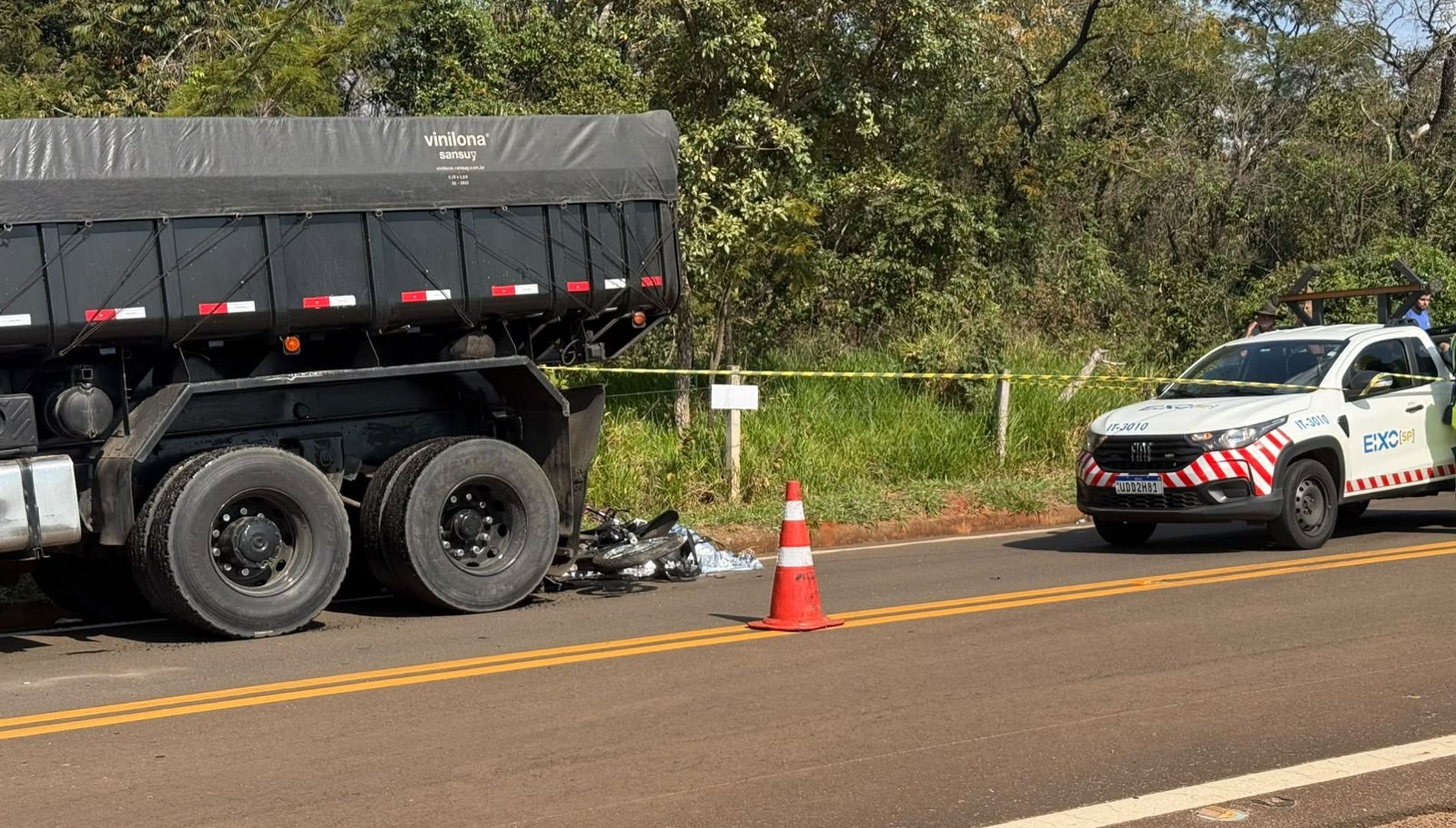 Motociclista morre após atingir traseira de caminhão em rodovia de Bauru