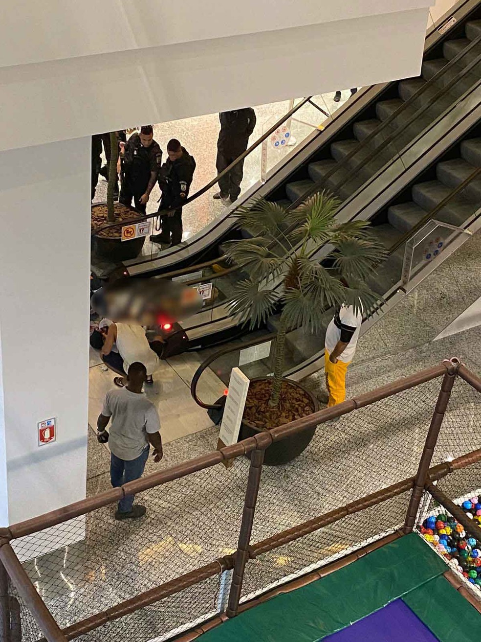 Felipe foi baleado na escada rolante do Taquara Shopping — Foto: Reprodução