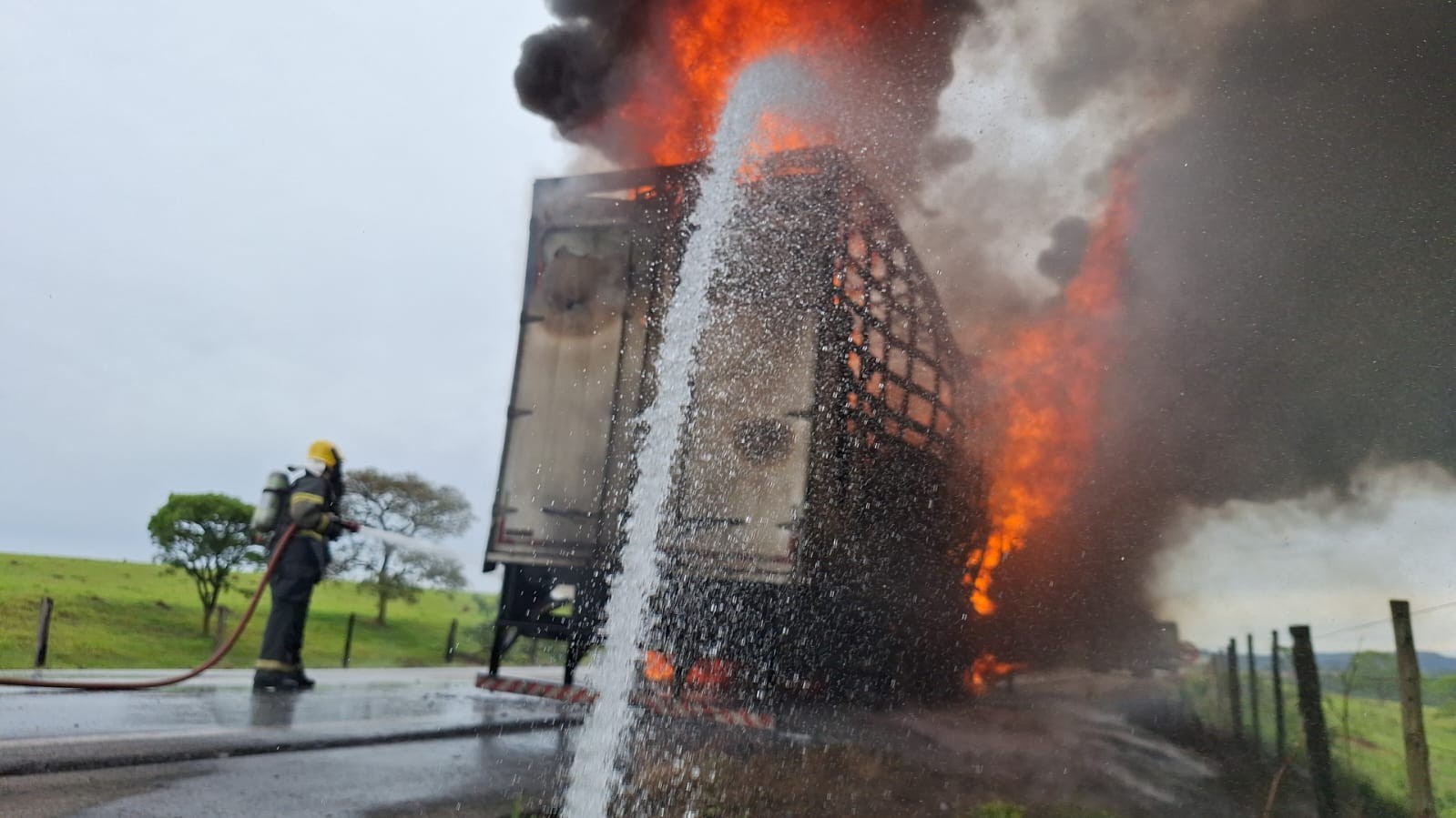 Incêndio em carreta destrói 13 toneladas de pneus na BR-354, em MG