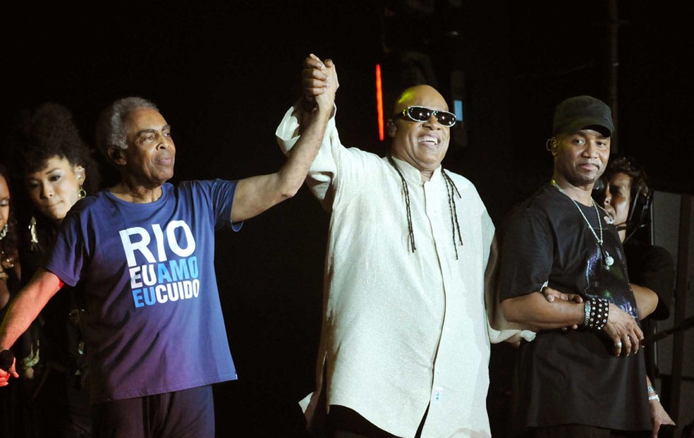 Gil e Stevie Wonder fizeram dueto natalino em show na Praia de Copacabana em 2012 — Foto: Alexandre Durão/ G1