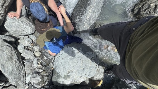 Homem sobrevive após ser esmagado por pedra de 318 kg e ficar preso com o rosto na água, nos EUA
