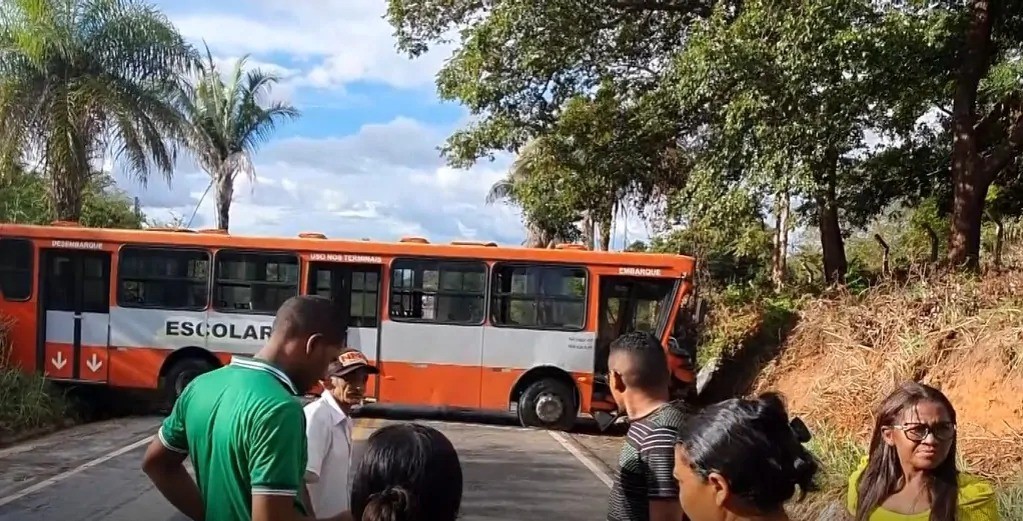 Motorista perde o controle da direção, ônibus escolar derrapa e bloqueia PI-130; ninguém ficou ferido