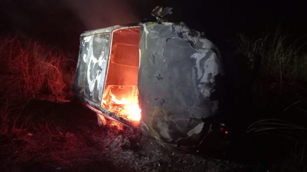 Motorista morre e caminhonete pega fogo após batida na MG-410 em Presidente Olegário