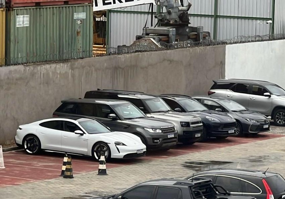 Carros de luxo apreendidos durante a operação — Foto: Polícia Federal