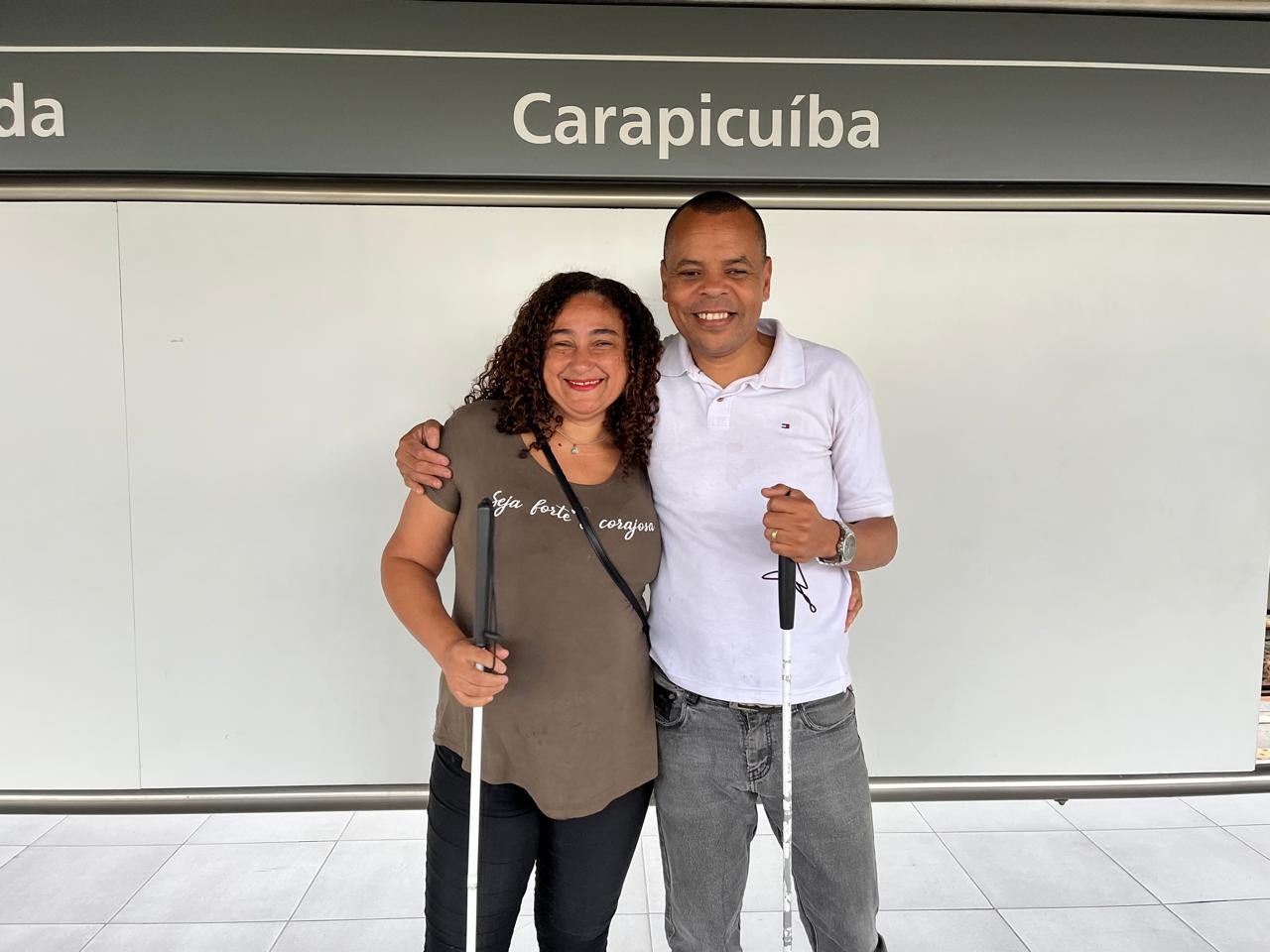 Amor sobre trilhos: pedido de namoro em estação de trem da Grande SP uniu casal cego 