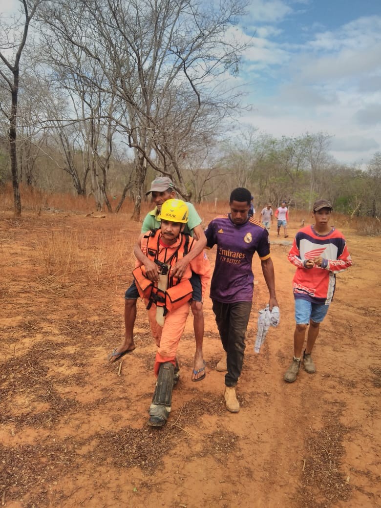 Idoso que desapareceu em área de mata é encontrado pelos Bombeiros com a ajuda do cão Zeus