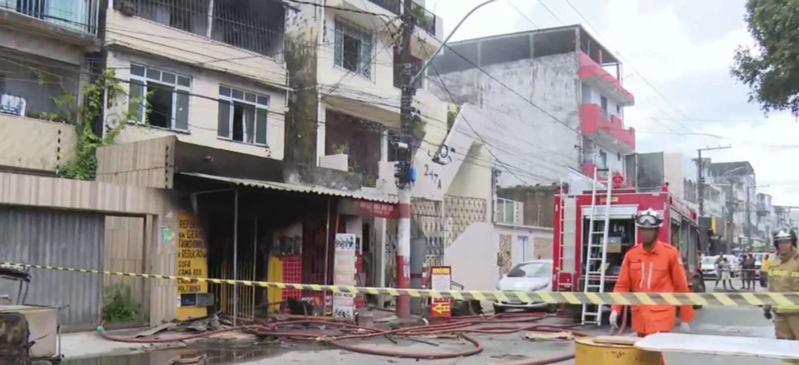 Incêndio atinge loja de estofados na Bahia