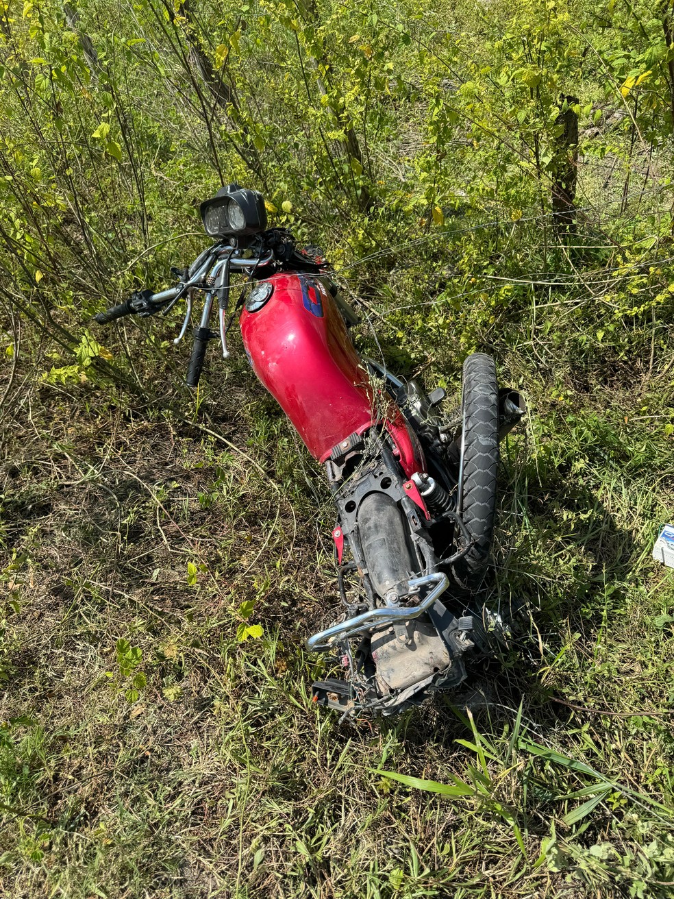A motocicleta em que estavam o mototaxista e a passageira ficou destruída. — Foto: Reprodução/Polícia Civil