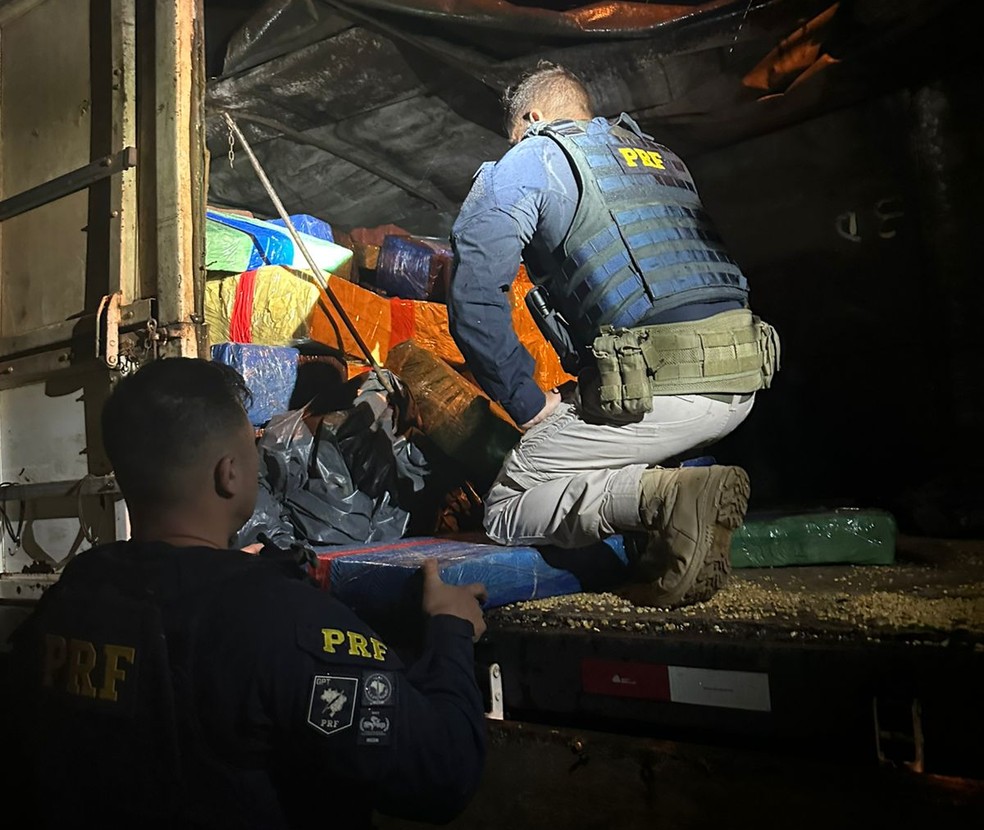 Polícia Rodoviária Federal apreende mais de 14 toneladas de maconha em carreta bitrem, em Rancharia (SP) — Foto: Polícia Rodoviária Federal