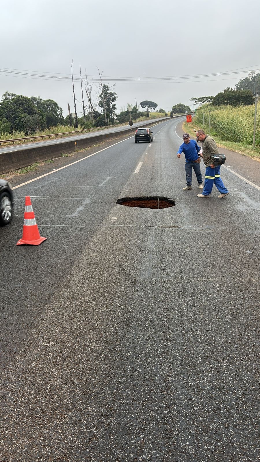 Erosão interdita totalmente BR-050 no sentido Uberaba a Uberlândia