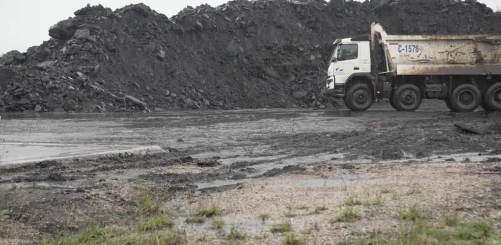 Caminhão faz o transporte do carvão mineral que será utilizado por uma das usinas termelétricas instaladas em Candiota. Carvão é o combustível fóssil que mais emite CO₂. — Foto: João da Mata / BBC News Brasil