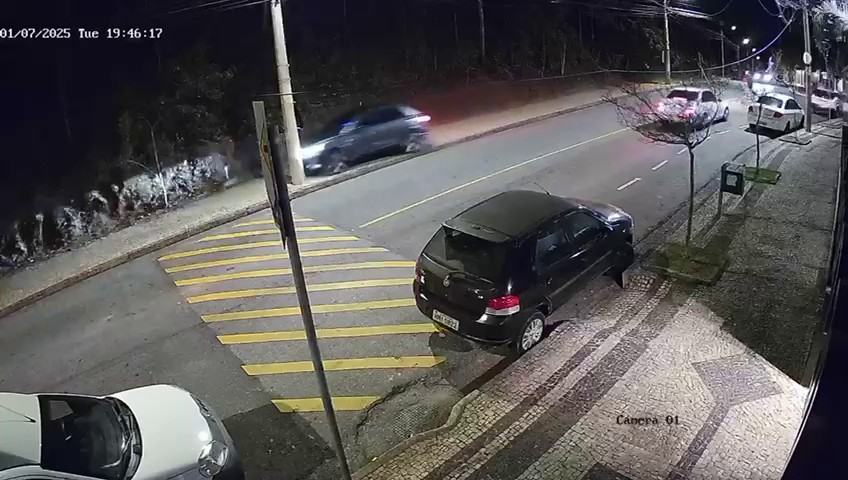 Vídeo mostra batida de carro de luxo em poste em bairro da região sul de BH