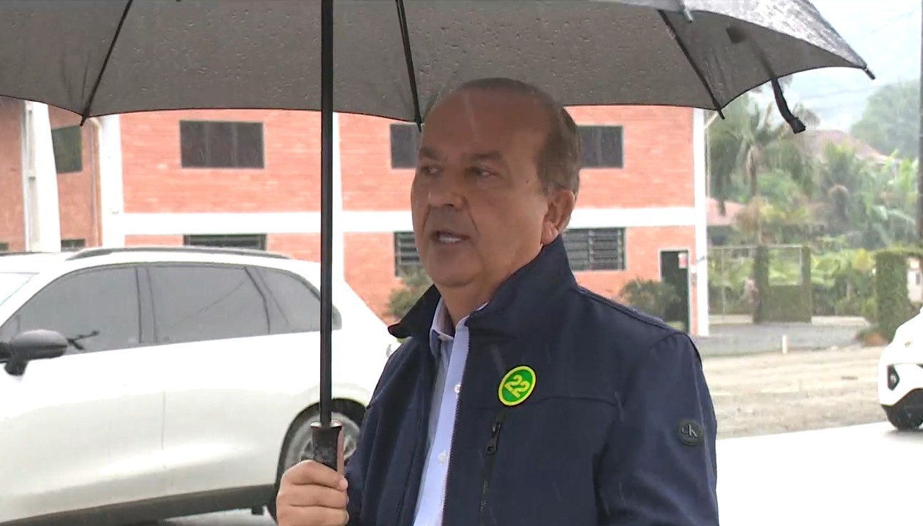 Jorginho Mello reassume governo de SC após chuvas e tsunami meteorológico atingirem o estado | G1