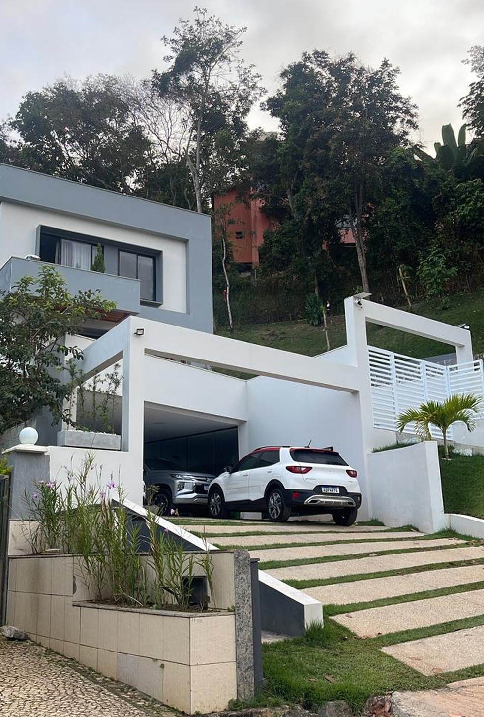 Mandado foi cumprido em condomínio de luxo na capital baiana — Foto: Divulgação/MP-BA