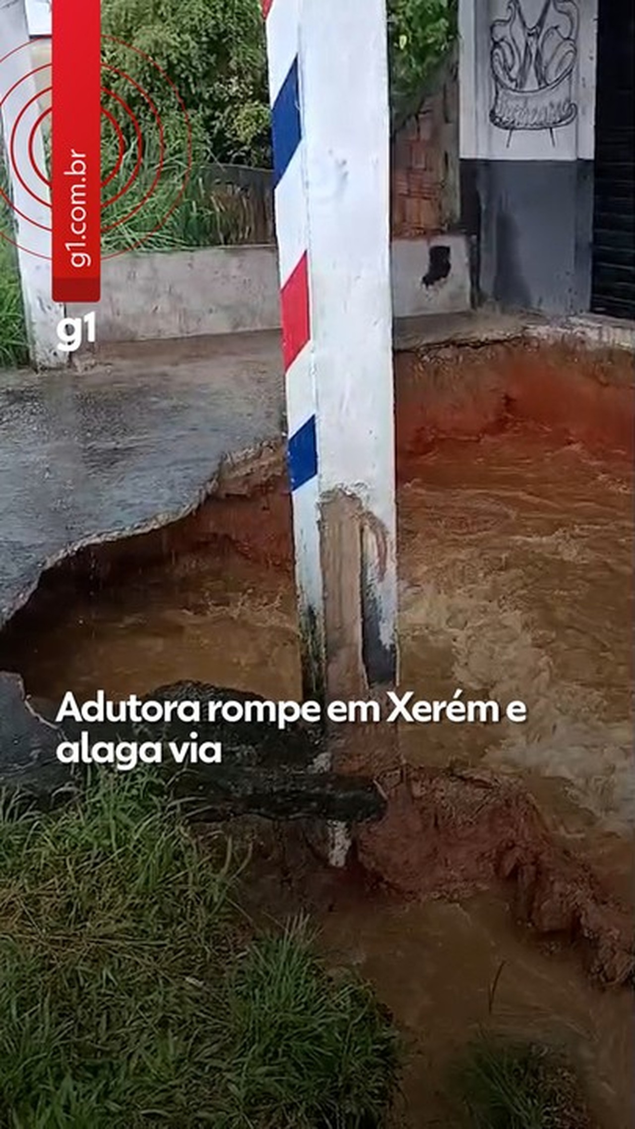 Tubulação rompe e causa alagamento em Xerém; VIDEO