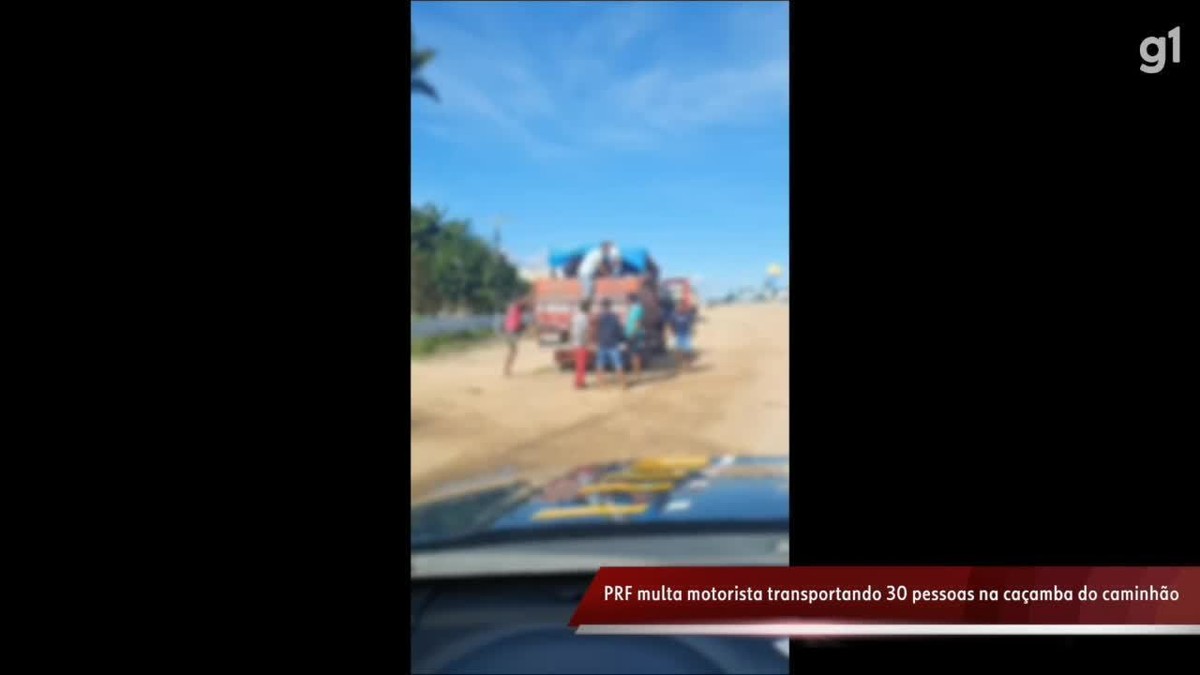 VÍDEO: PRF flagra motorista transportando 30 pessoas na caçamba do caminhão em Caetés 