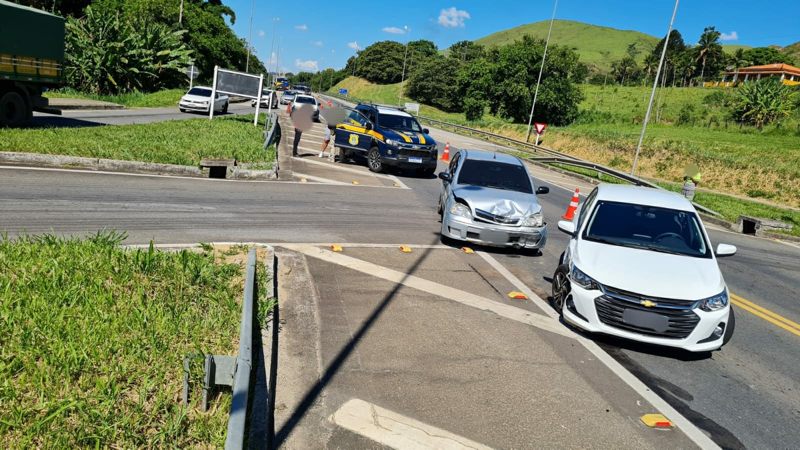 Batida entre dois carros deixa quatro feridos na Lúcio Meira, em Vassouras