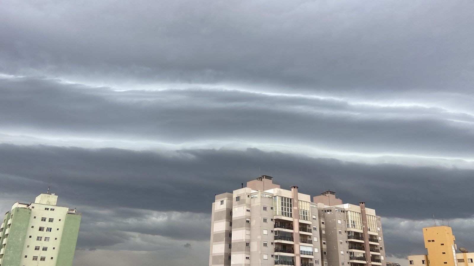 Entenda o que é 'nuvem prateleira', fenômeno registrado em Piracicaba que indica chegada de chuva e frio