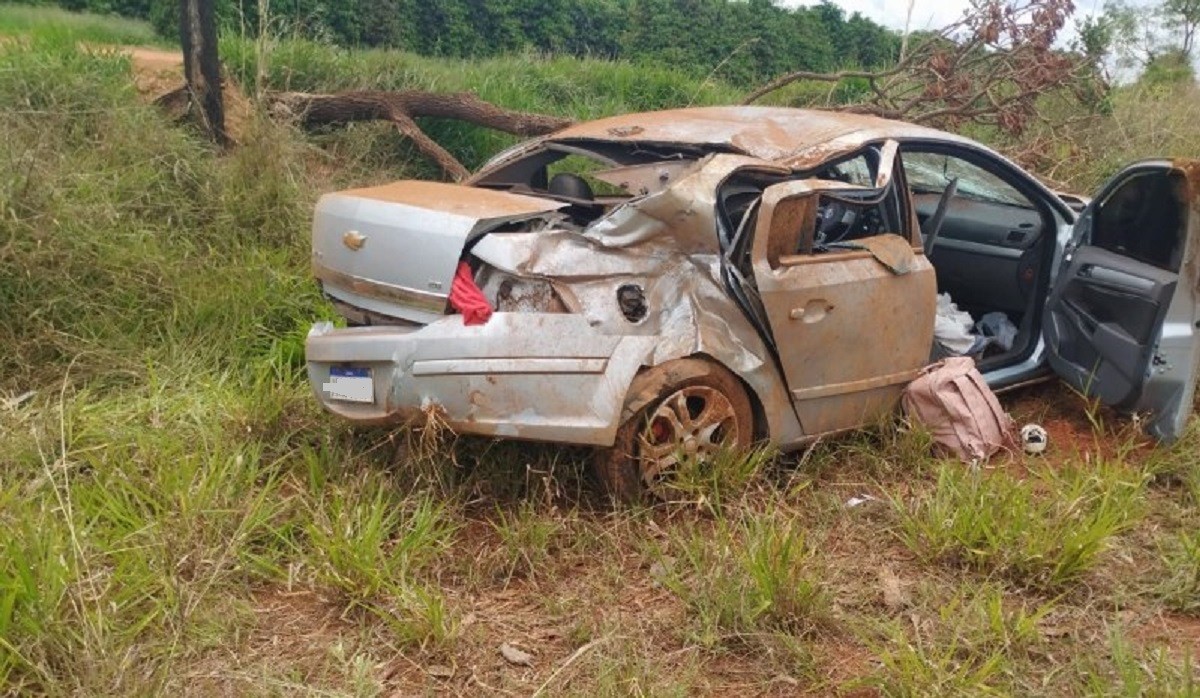 Casal morre após carro sair da pista e capotar na BR-354
