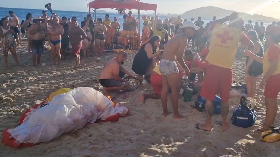 Piloto de parapente bate em prédio e cai sobre banhistas em praia de Matinhos — Foto: Vanessa Rumor/RPC