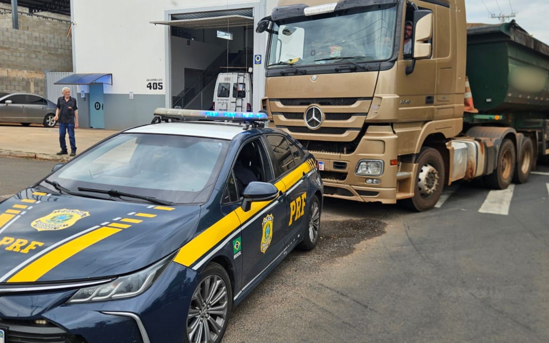 PRF apreende carreta com 3 toneladas de maconha no noroeste de SP