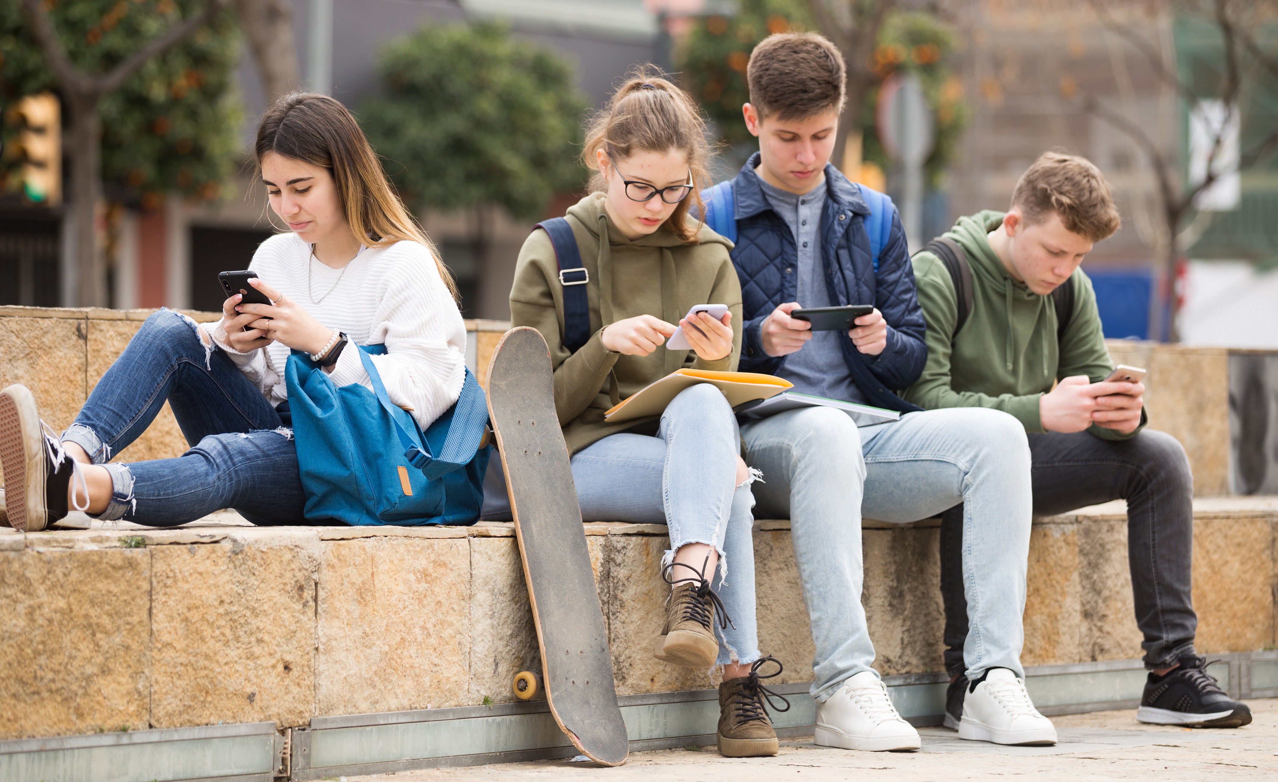 Adolescentes britânicos relatam melhorias no sono e bem-estar com restrições às redes sociais, aponta estudo