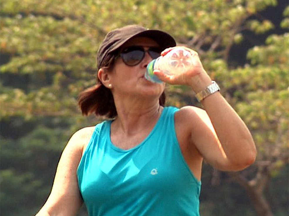 Mulher mantém hidratação durante a prática de exercício físico — Foto: Cláudio Oliveira/G1