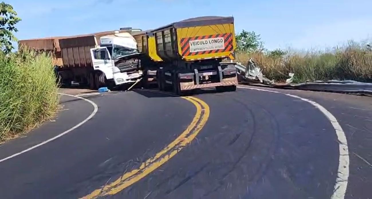 Caminhões de carga colidem em acidente na 'curva da morte' em estrada no PI